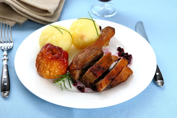 Perna de pato com bolinhos de batata, maçã vermelha e cranberries — Fotografia de Stock