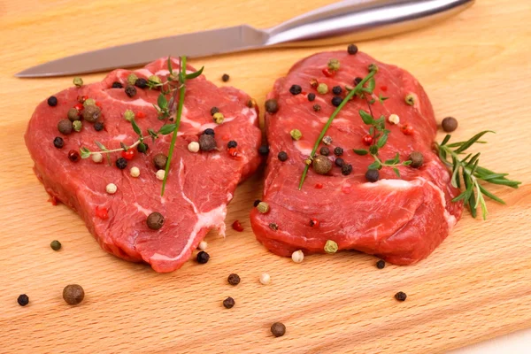 Deux steaks de bœuf juteux avec des épices et des herbes — Photo