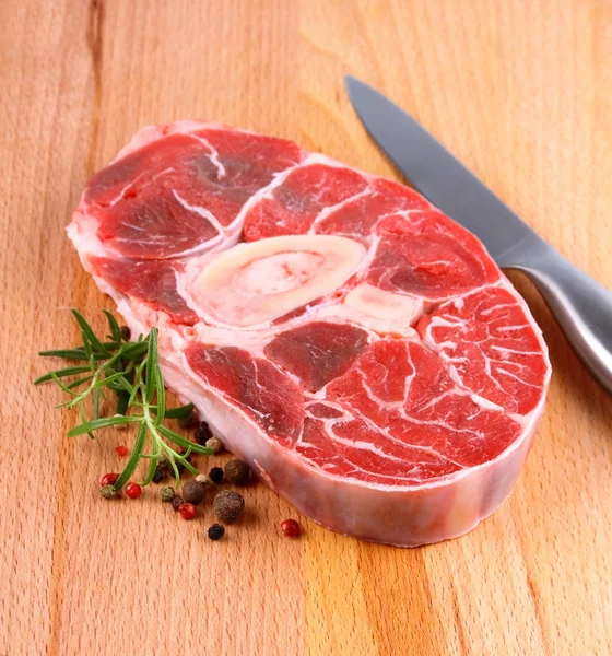 Verse schacht-kalfsvlees met kruid op hout achtergrond — Stockfoto