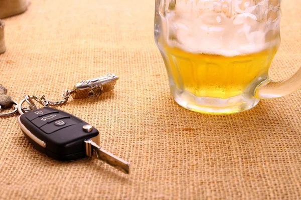 Llave del coche con accidente y taza de cerveza —  Fotos de Stock