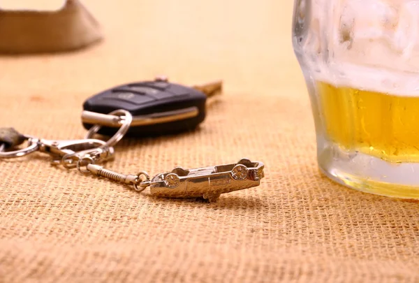 Llave del coche con accidente y taza de cerveza —  Fotos de Stock