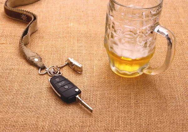 Araba anahtarı ve bira kupası. — Stok fotoğraf