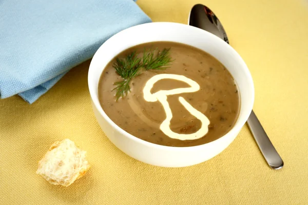 Précieuse soupe à la crème de champignons avec du pain — Photo