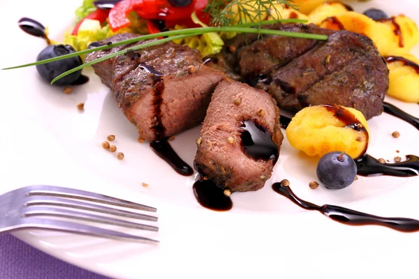 Bistecca di agnello con salsa di patate, verdure e balsamico — Foto Stock