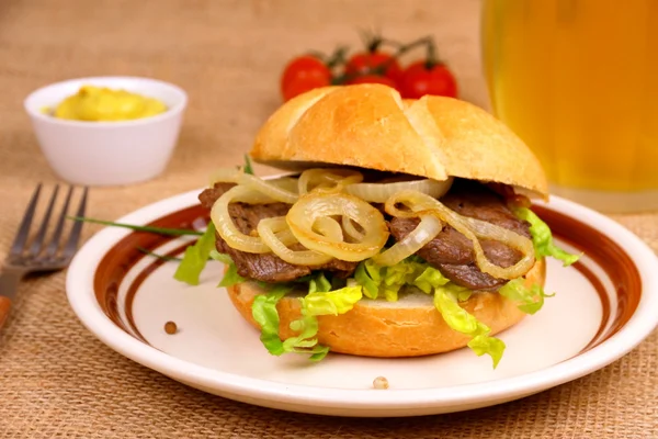 住塞梅尔，烤的牛肉和洋葱圆环在小圆面包、 啤酒、 芥末 — 图库照片