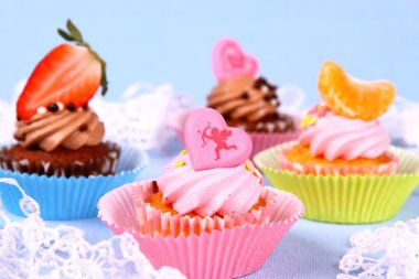 angel, kalp, mandalina, çilek ile iştah açıcı cupcakes