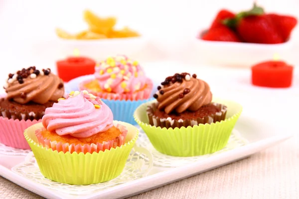 Quatro cupcakes apetitosos no prato branco — Fotografia de Stock