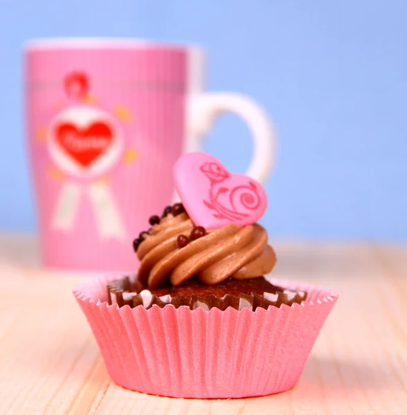 Cupcakes au chocolat avec Coeur et tasse de café — Photo