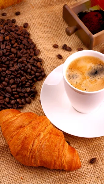 Kaffe i vit kopp och croissant — Stockfoto