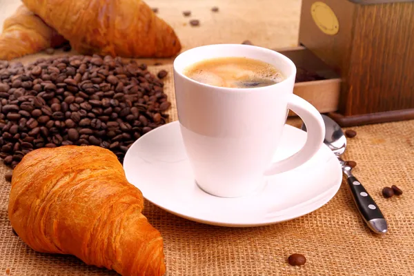 Café en taza blanca, molinillo y croissant —  Fotos de Stock