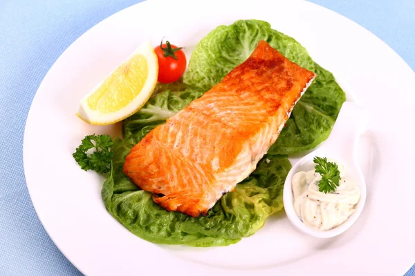 Grilled salmon fillet with salad, tomato and sauce — Stock Photo, Image
