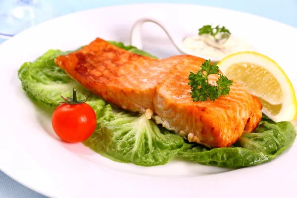 Filete de salmón con ensalada, tomate y limón — Foto de Stock