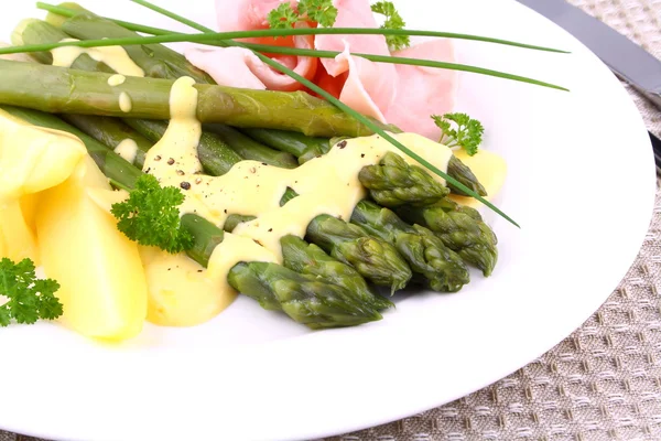 Asparagi verdi con prosciutto, patate e sugo — Foto Stock