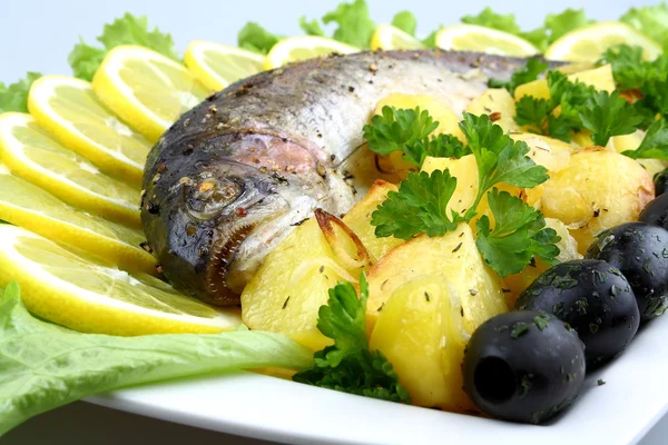 用土豆、 沙拉、 黑橄榄、 柠檬烤的鳟鱼 — 图库照片