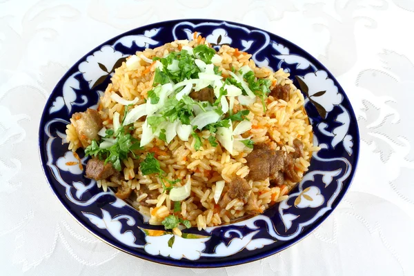 Risotto oriental cocido, carne con arroz, primer plano — Foto de Stock