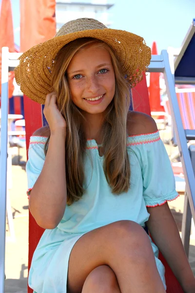 Menina bonita em chapéu na praia — Fotografia de Stock