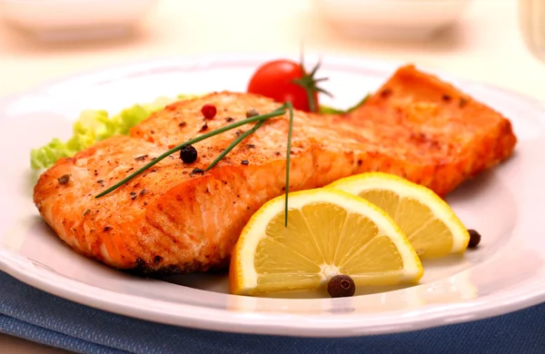 Grilled salmon filet and vegetables — Stock Photo, Image