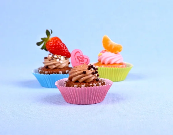 Νόστιμο cupcakes με φιλί καρδιά, μανταρίνι, φράουλα — Φωτογραφία Αρχείου