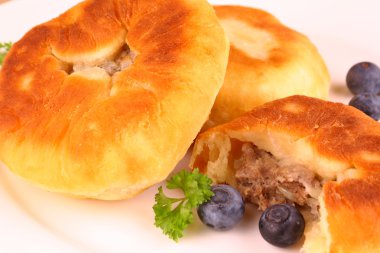 Kızarmış köfte et doldurma ve yaban mersini