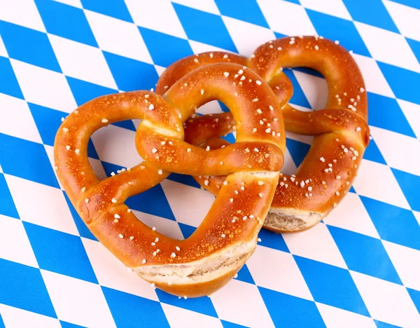 Dois pretzel em forma de coração no fundo azul branco — Fotografia de Stock