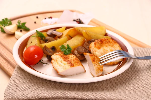 Filet de poulet aux pommes de terre au romarin un champignon — Photo