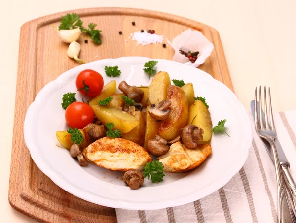 Filé de frango com cogumelos e batatas de alecrim — Fotografia de Stock
