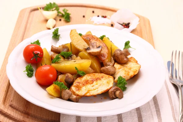 Filete de pollo con champiñones y patatas de romero —  Fotos de Stock