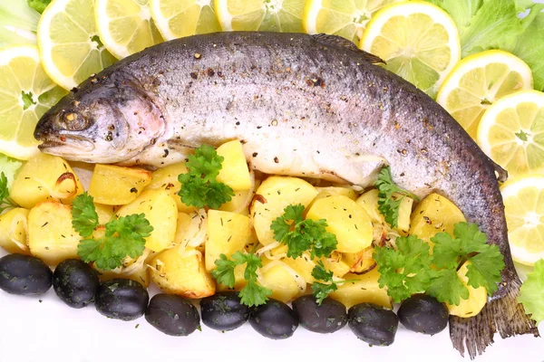 Whole rainbow trout grilled with potatoes, lemons — Stock Photo, Image