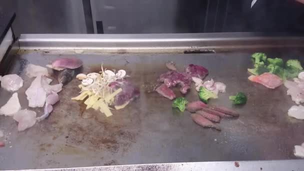 Cocina en vivo a la parrilla chino-mongol, carne, pescado, verduras — Vídeos de Stock