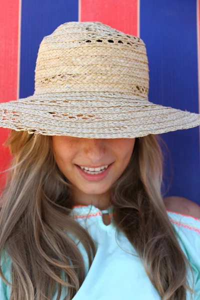 Sorrindo menina adolescente em chapéu na praia — Fotografia de Stock