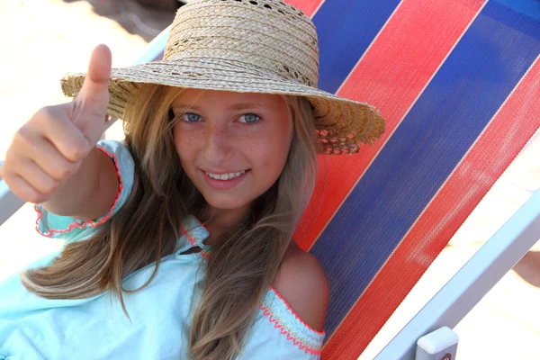 Fille heureuse dans le spectacle chapeau OK sur la plage — Photo