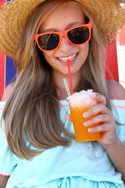 Beautiful girl in sunglasses and slush on beach — Stok Foto