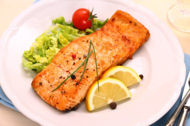 ızgara somon fileto ve sebze, kapat