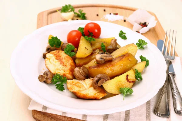 Chicken fillet, mushroom and rosemary potatoes — Stock Photo, Image