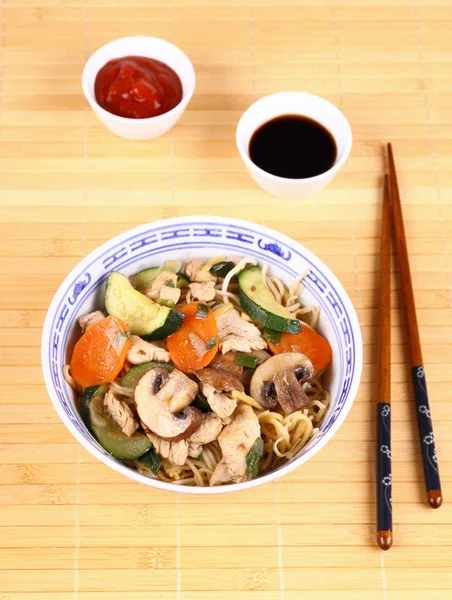 Carne de frango na china macarrão pan-asiático com legumes — Fotografia de Stock