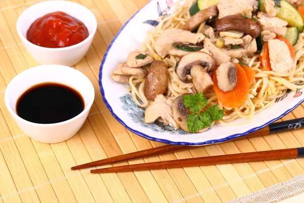 Chicken meat with china-asian noodle, vegetables — Stock Photo, Image