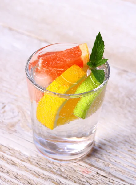 Tonik lemoniady z grejpfruta, limonki, cytryny i lodu — Zdjęcie stockowe