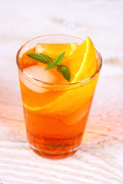 Cóctel naranja sobre fondo blanco de madera — Foto de Stock
