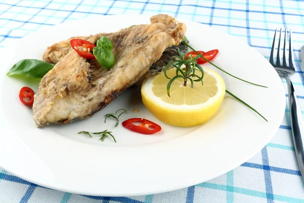 Pescado frito en plato blanco con tenedor y cuchillo — Foto de Stock