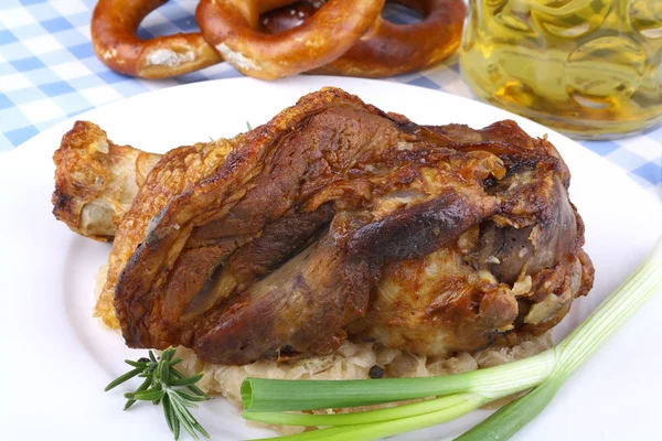 Gegrillter Schweinshaxe mit Sauerkraut, Brezeln, Bier — Stockfoto