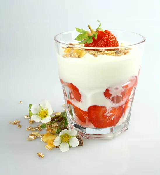 Yogurt dengan stroberi dan sereal di kaca — Stok Foto