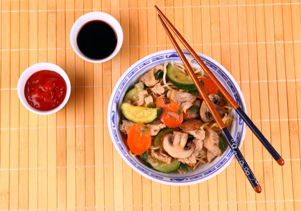Nouilles asiatiques avec viande de poulet, légumes, sauces — Photo