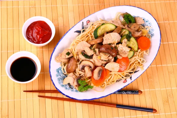 Chicken meat with china noodle, vegetables — Stock Photo, Image