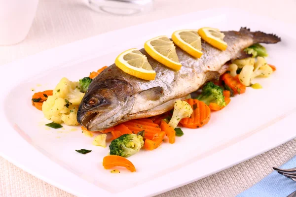 Grilled whole trout, vegetables and lemon — Stock Photo, Image