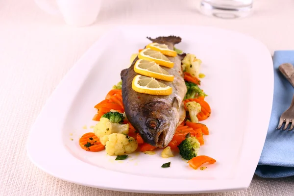 Grilled whole trout, vegetables and lemon — Stock Photo, Image