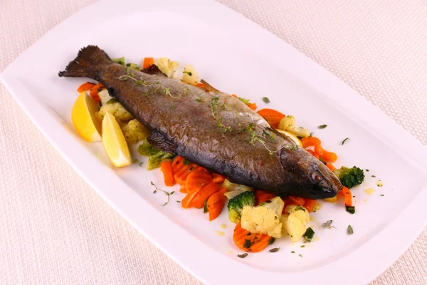 Fried whole trout with vegetables and lemon — Stock Photo, Image