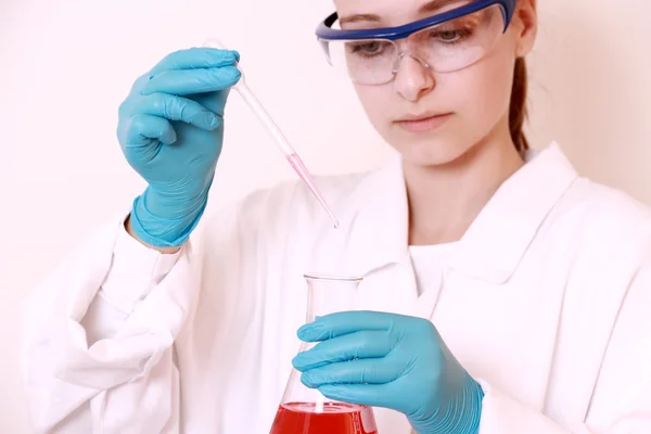 Chica estudiante toma muestra de prueba — Foto de Stock