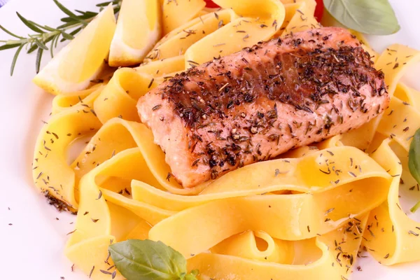 Laxfilé på tagliatelle med citron och örter — Stockfoto