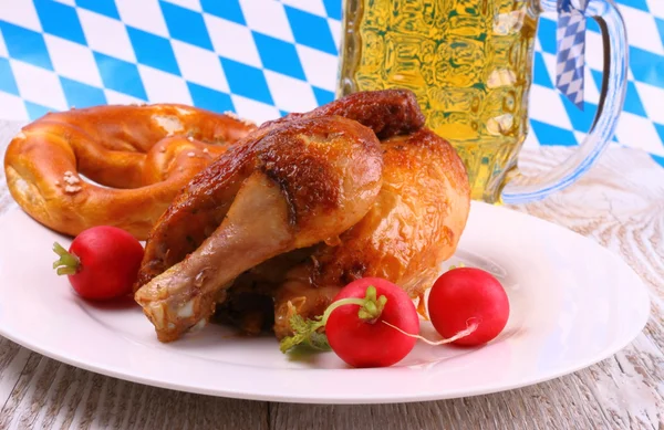 Oktoberfest kyckling och rädisa, kringla, öl — Stockfoto