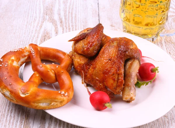 Oktoberfest pollo con pretzel, cerveza y rábano —  Fotos de Stock